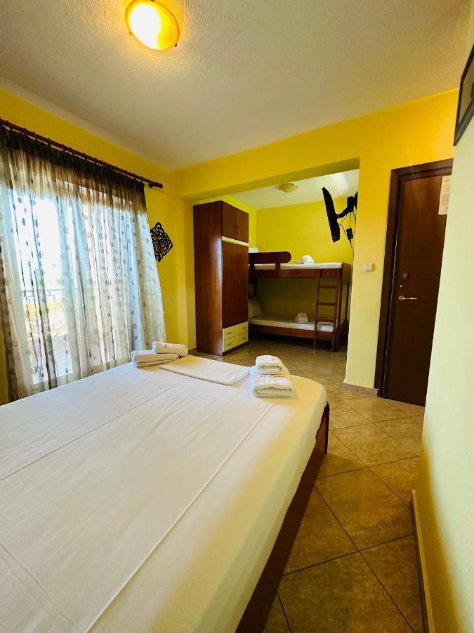 Studios Alexandros Sarti Luaran gambar
