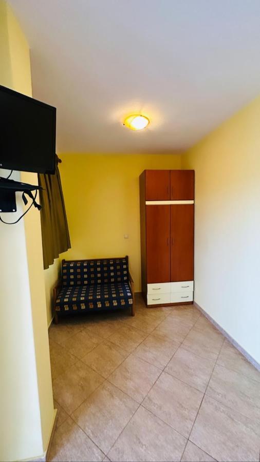 Studios Alexandros Sarti Luaran gambar