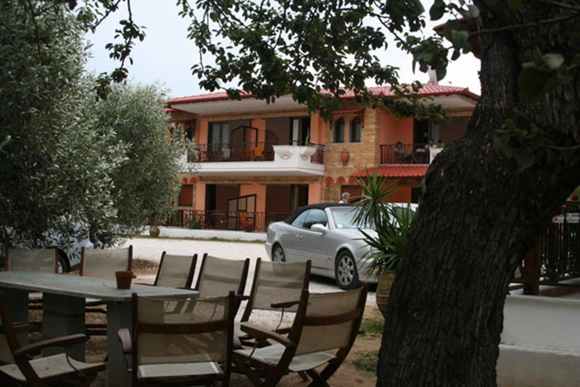 Studios Alexandros Sarti Luaran gambar