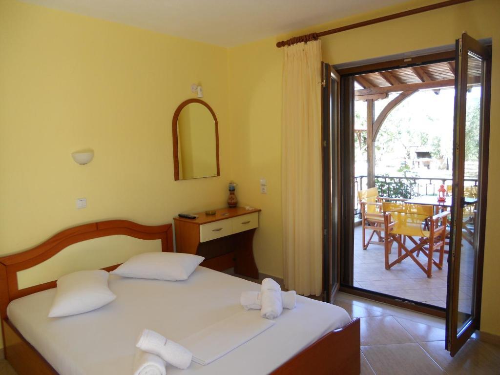 Studios Alexandros Sarti Luaran gambar