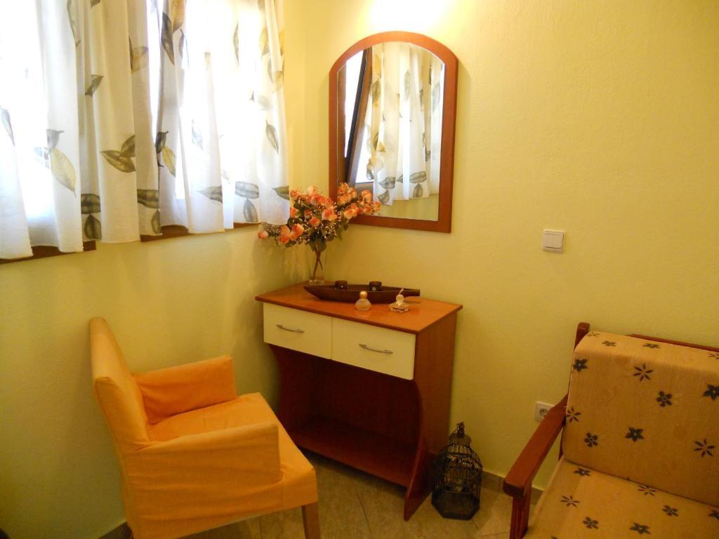 Studios Alexandros Sarti Luaran gambar